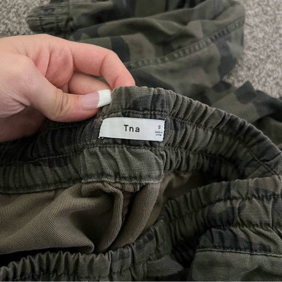 Aritzia TNA Camo Alex Joggers Size Small - Picture 6 of 6